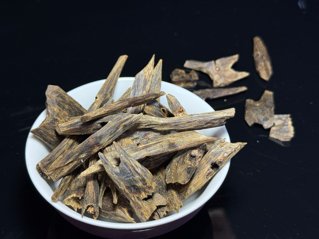 عود قي نان فاخر عالي الزيت | حبيبات صغيرة | Premium High-Oil Qi Nan Agarwood (Small Particle) | 3.3 ر.س / جرام