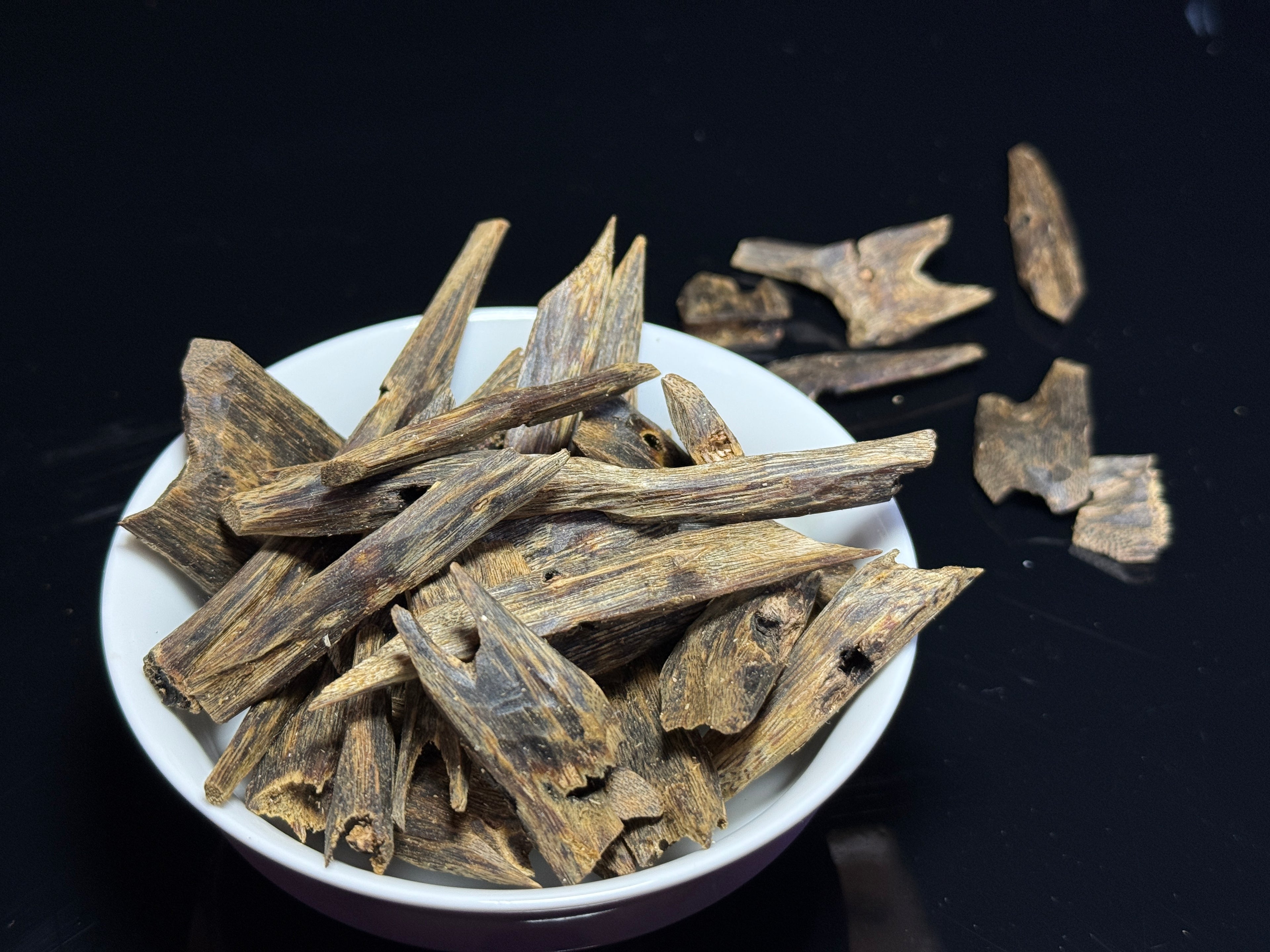 عود قي نان فاخر عالي الزيت | حبيبات صغيرة | Premium High-Oil Qi Nan Agarwood (Small Particle) | 3.3 ر.س / جرام