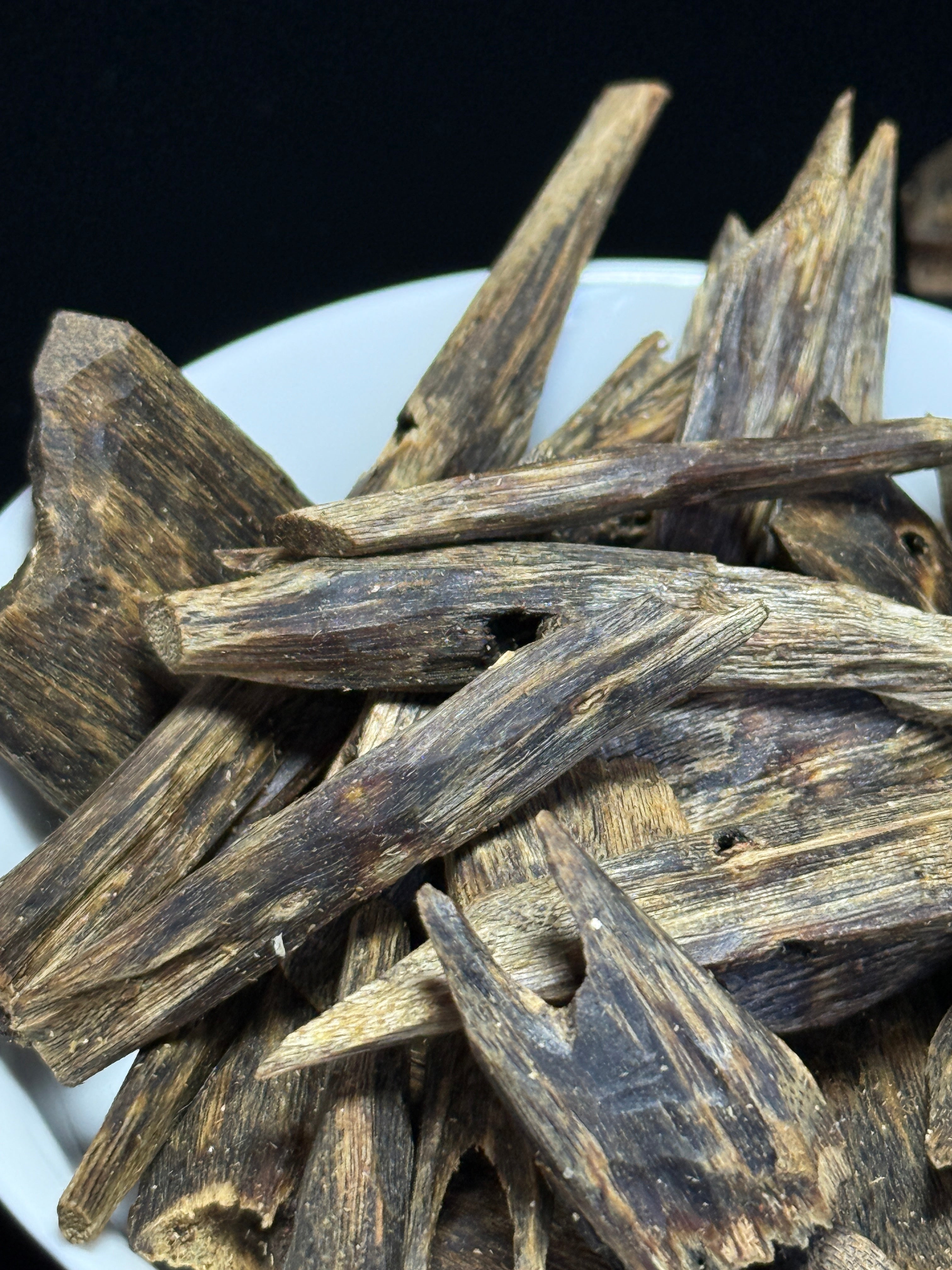 عود قي نان فاخر عالي الزيت | حبيبات صغيرة | Premium High-Oil Qi Nan Agarwood (Small Particle) | 3.3 ر.س / جرام