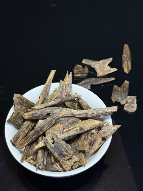 عود قي نان فاخر عالي الزيت | حبيبات صغيرة | Premium High-Oil Qi Nan Agarwood (Small Particle) | 3.3 ر.س / جرام