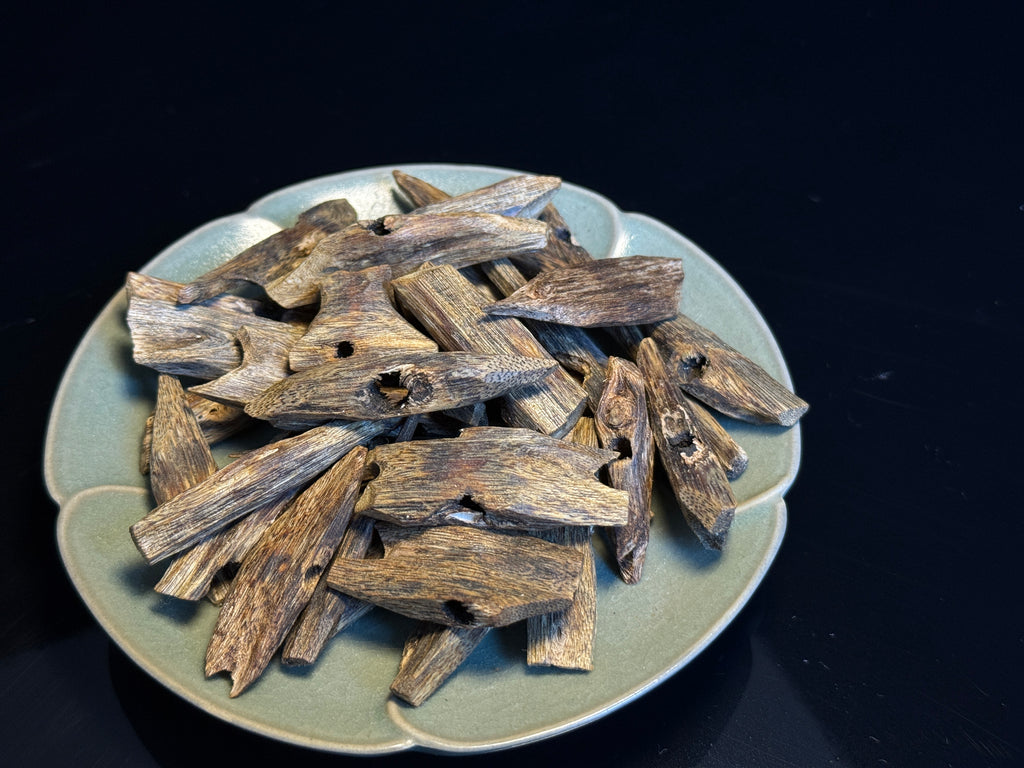 عود شناني مزرع فاخر | زيت أسود طبيعي | حبيبات صغيرة | Premium Cultivated Qi Nan Agarwood (Natural Black Oil, Small Particle) | 2.9 ر.س / جرام