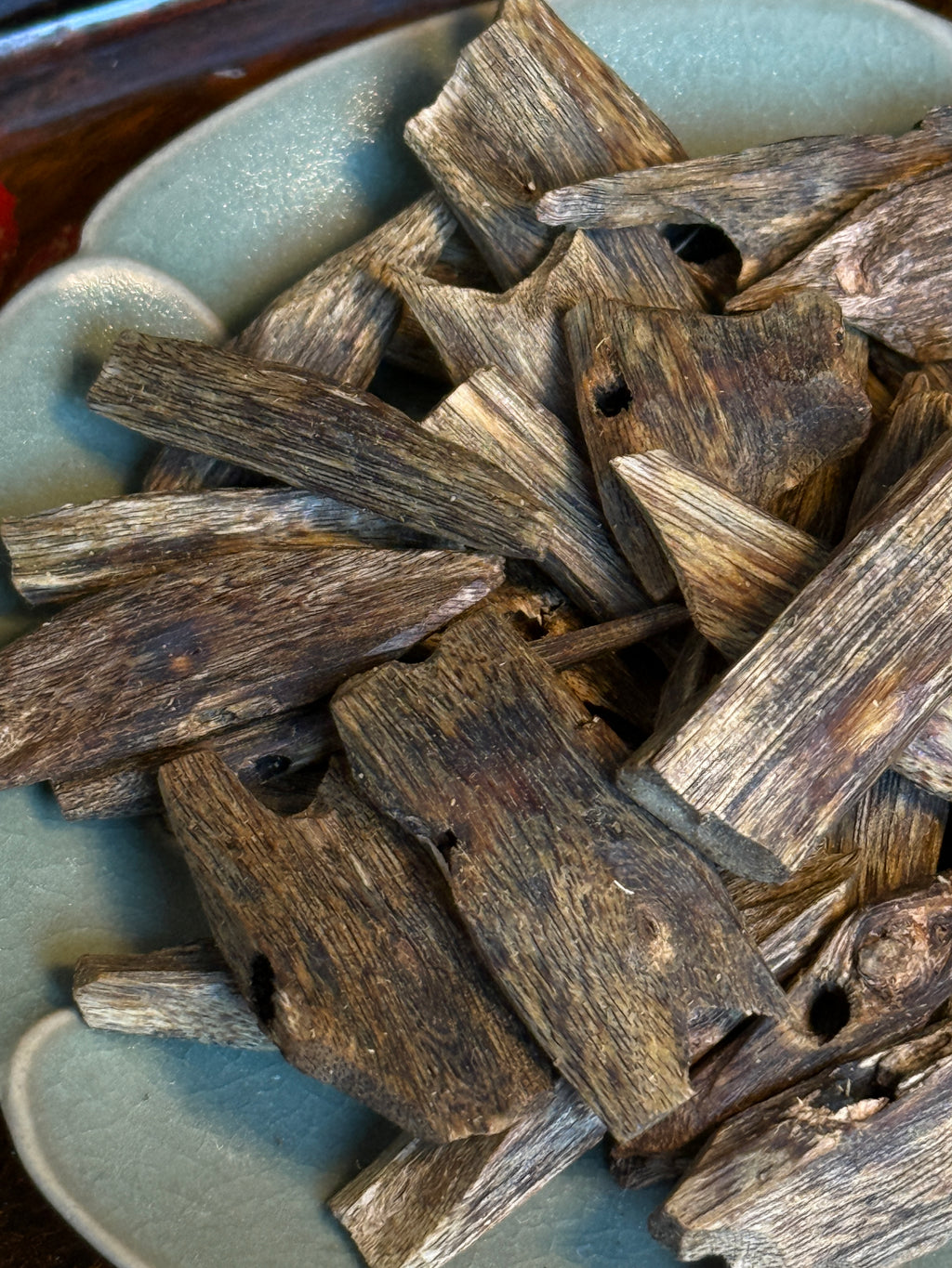 عود شناني مزرع فاخر | زيت أسود طبيعي | حبيبات صغيرة | Premium Cultivated Qi Nan Agarwood (Natural Black Oil, Small Particle) | 2.9 ر.س / جرام