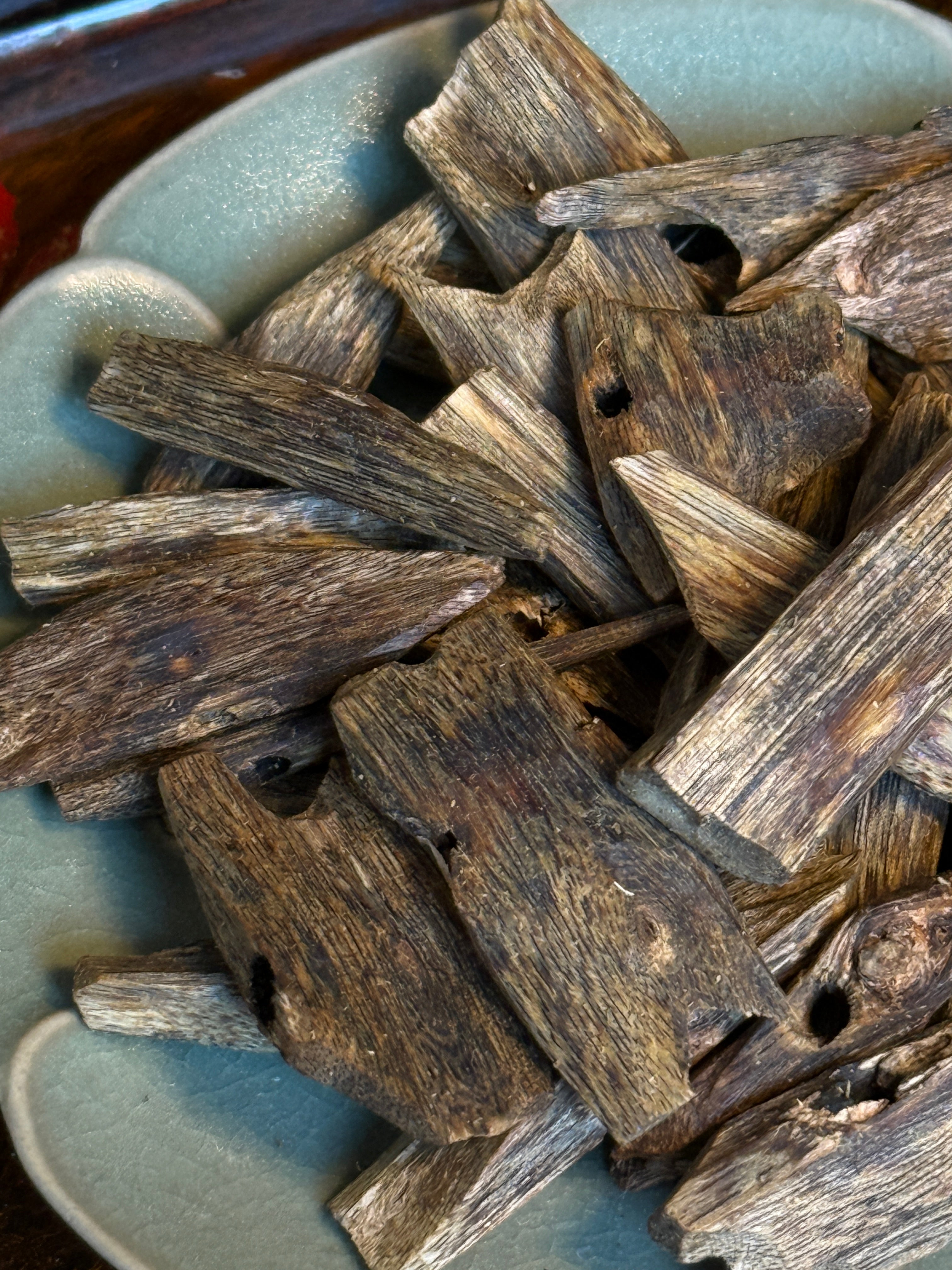 عود شناني مزرع فاخر | زيت أسود طبيعي | حبيبات صغيرة | Premium Cultivated Qi Nan Agarwood (Natural Black Oil, Small Particle) | 2.9 ر.س / جرام