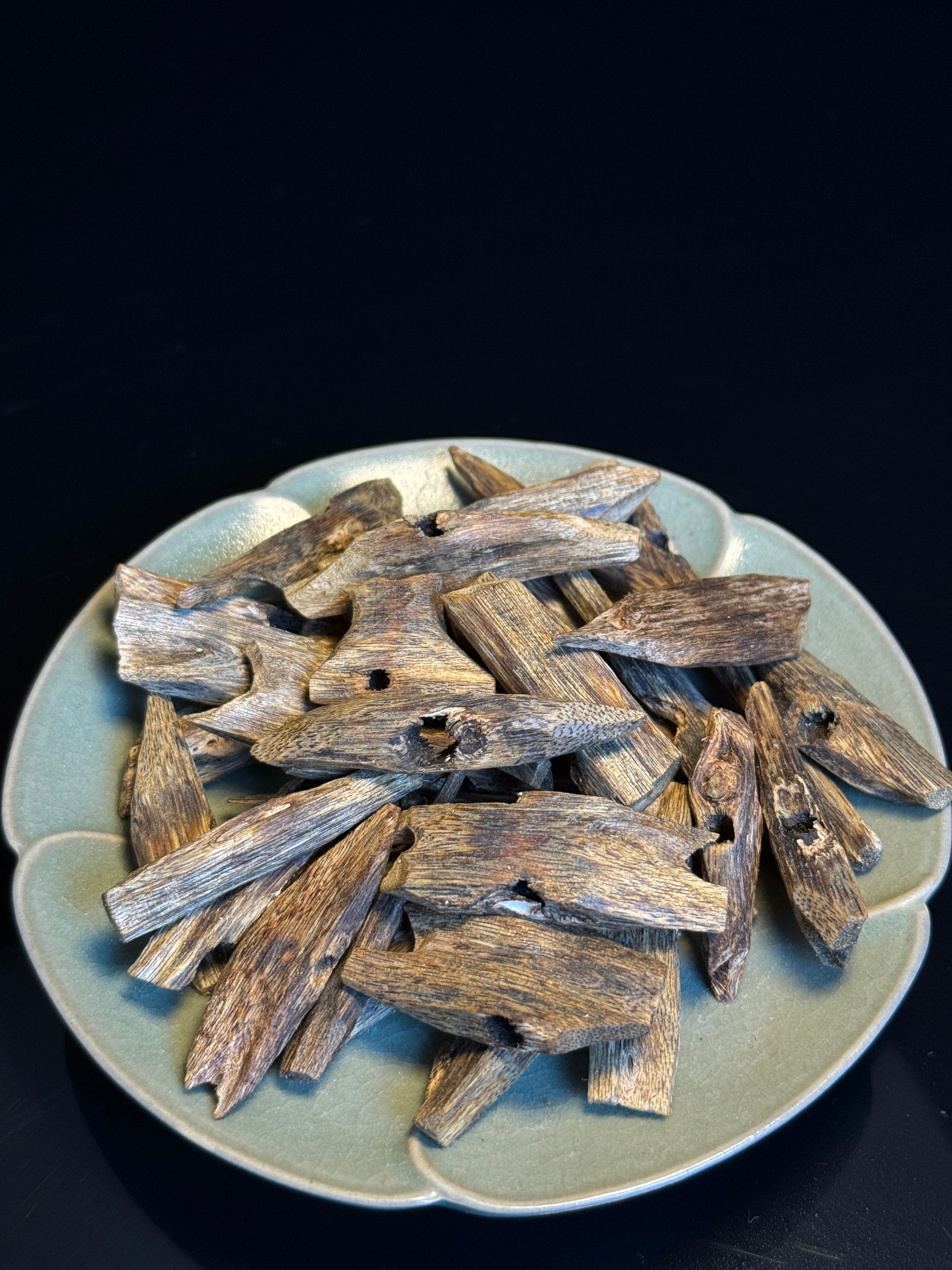 عود شناني مزرع فاخر | زيت أسود طبيعي | حبيبات صغيرة | Premium Cultivated Qi Nan Agarwood (Natural Black Oil, Small Particle) | 2.9 ر.س / جرام