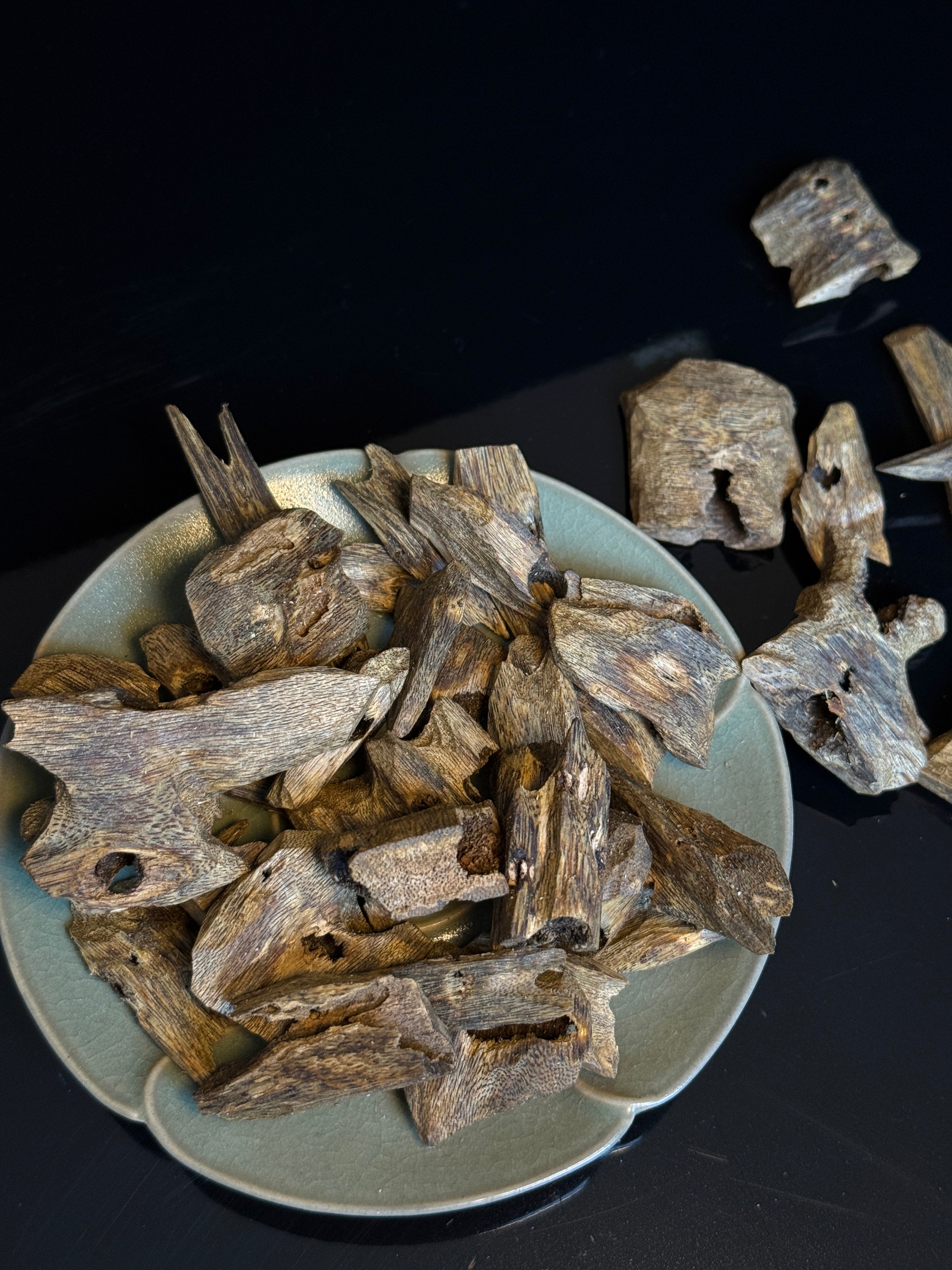 مُزْرَع عُود قِي نَان دِيَانْبَايْ جَمَاعِي | Maoming Dianbai Cultivated Qi Nan Bulk | 2.6 ر.س/جرام